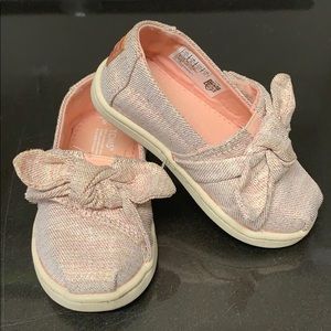 TOMS Pink Glimmer Woven Bow Tiny Classics, size 5